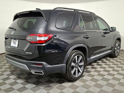 Crystal Black Pearl 2025 Honda Pilot Touring 8-Passenger