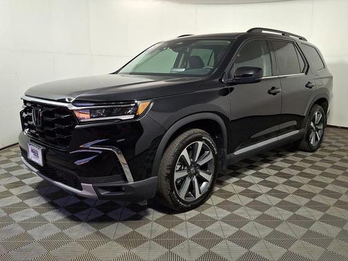 Crystal Black Pearl 2025 Honda Pilot Touring 8-Passenger