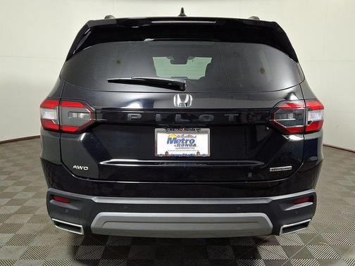 Crystal Black Pearl 2025 Honda Pilot Touring 8-Passenger