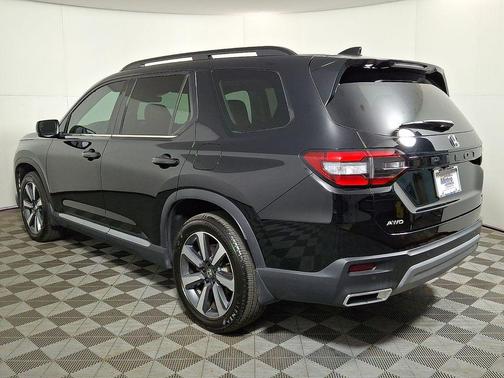 Crystal Black Pearl 2025 Honda Pilot Touring 8-Passenger