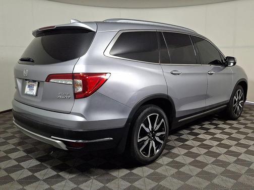 Lunar Silver Metallic 2022 Honda Pilot AWD Elite