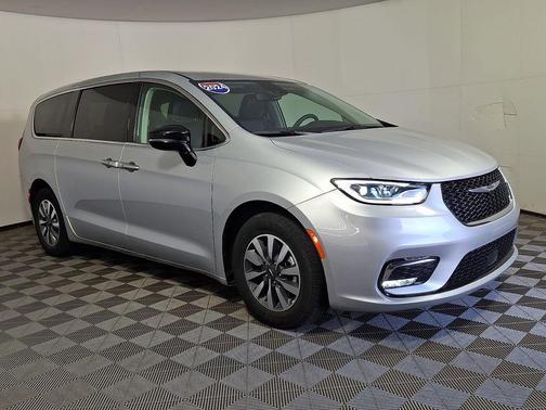 Silver Mist Clearcoat 2024 Chrysler Pacifica Hybrid Select