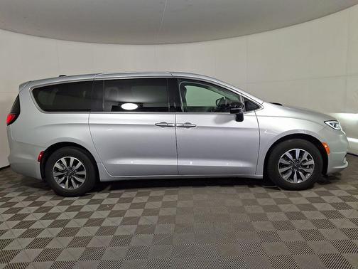 Silver Mist Clearcoat 2024 Chrysler Pacifica Hybrid Select
