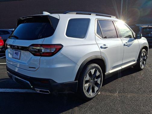 Platinum White Pearl 2026 Honda Pilot Touring 8-Passenger