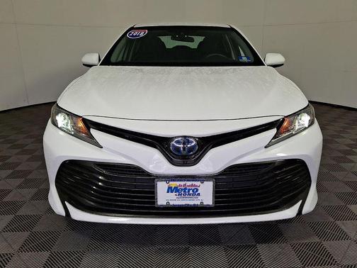 Super White 2018 Toyota Camry Hybrid LE