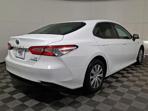 Super White 2018 Toyota Camry Hybrid LE