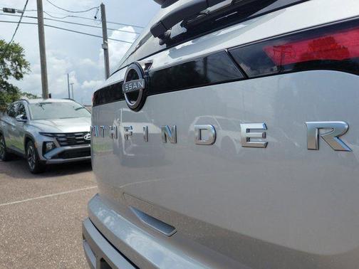 2025 Nissan Pathfinder SL FWD