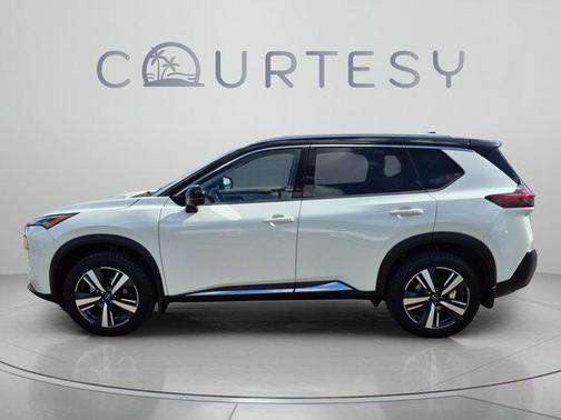 White / Black 2022 Nissan Rogue SL