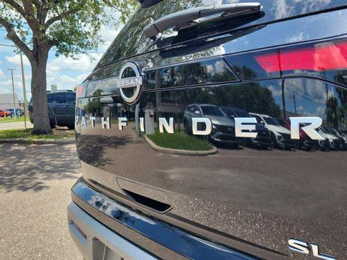 2025 Nissan Pathfinder SL FWD