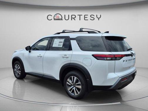 Everest White P 2026 Nissan Pathfinder SL