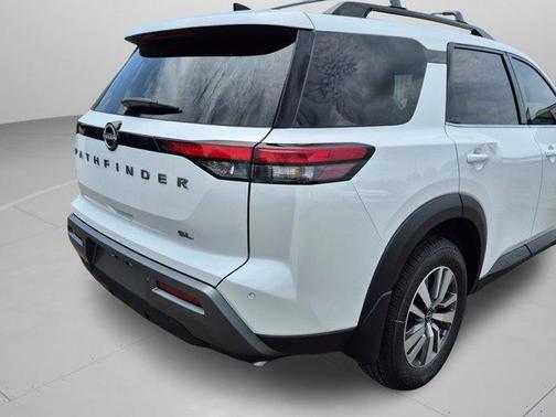 Everest White P 2026 Nissan Pathfinder SL