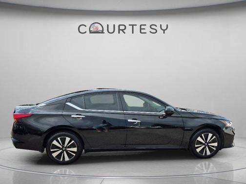 Black 2022 Nissan Altima 2.5 SV