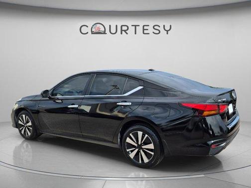 Black 2022 Nissan Altima 2.5 SV
