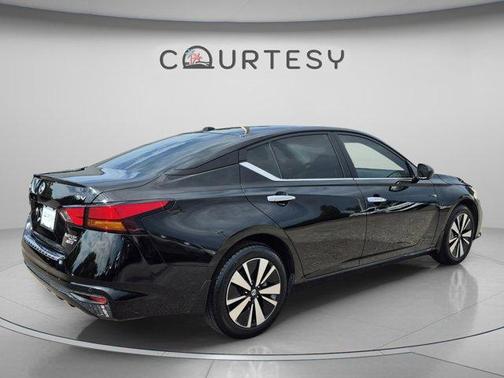 Black 2022 Nissan Altima 2.5 SV