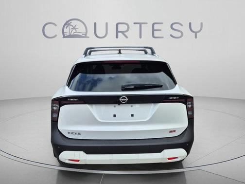 Aspen White Tri 2026 Nissan Kicks SR