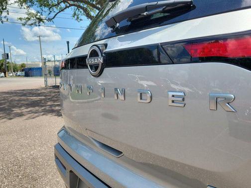 2025 Nissan Pathfinder SL FWD