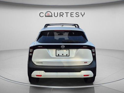 Aspen White Tri 2025 Nissan Kicks SR