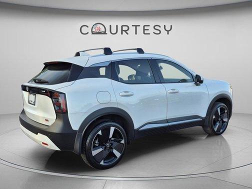 Aspen White Tri 2025 Nissan Kicks SR