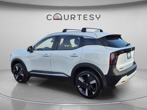 Aspen White Tri 2025 Nissan Kicks SR