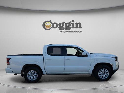 Glacier White 2022 Nissan Frontier SV