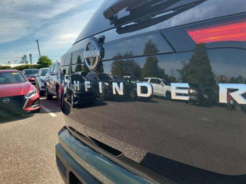 2025 Nissan Pathfinder S FWD