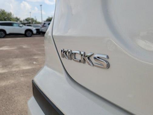 2022 Nissan Kicks SR