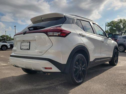 2022 Nissan Kicks SR