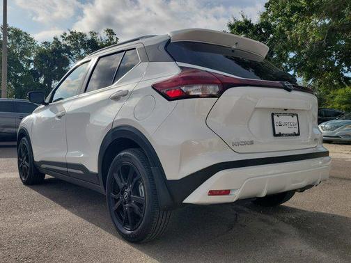 2022 Nissan Kicks SR