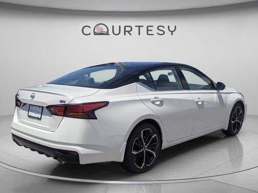 Pearl White Tricoat / Super Black 2026 Nissan Altima 3.5 SR