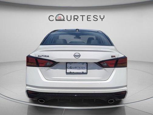 Pearl White Tricoat / Super Black 2026 Nissan Altima 3.5 SR