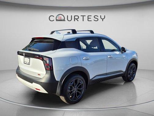Aspen White Tri 2025 Nissan Kicks SR