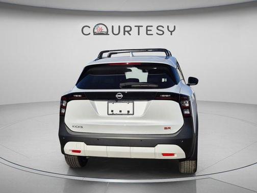 Aspen White Tri 2025 Nissan Kicks SR