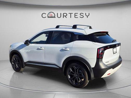 Aspen White Tri 2025 Nissan Kicks SR