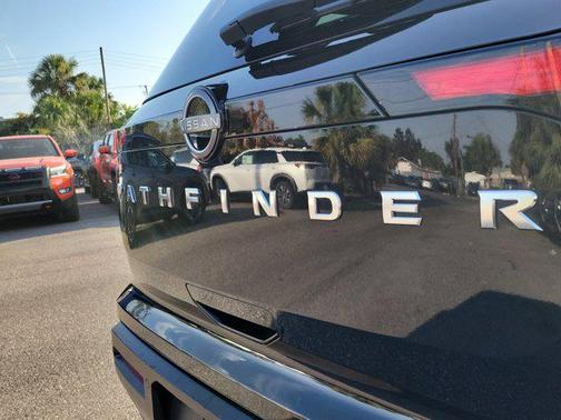2023 Nissan Pathfinder S FWD