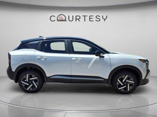 Aspen White Tricoat 2026 Nissan Kicks SV