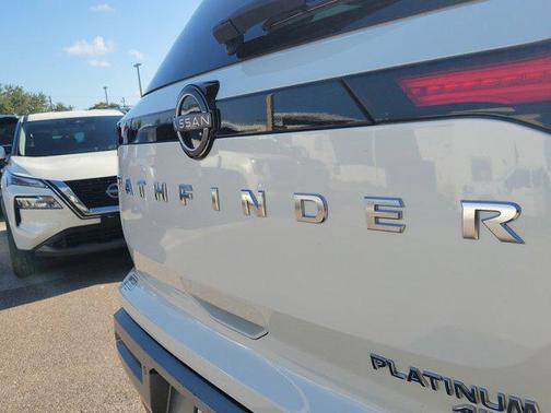 2022 Nissan Pathfinder Platinum 4WD