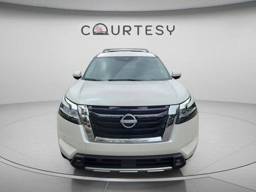 White 2023 Nissan Pathfinder SL