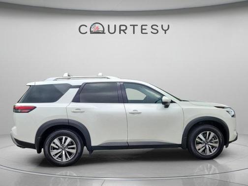 White 2023 Nissan Pathfinder SL