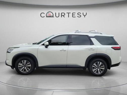 White 2023 Nissan Pathfinder SL