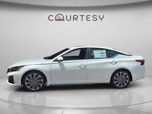 Pearl White Tri-Coat 2026 Nissan Altima SV