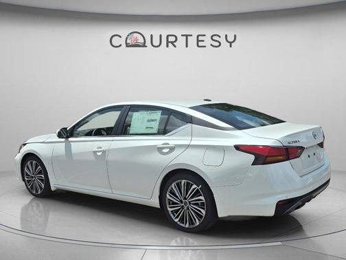 Pearl White Tri-Coat 2026 Nissan Altima SV