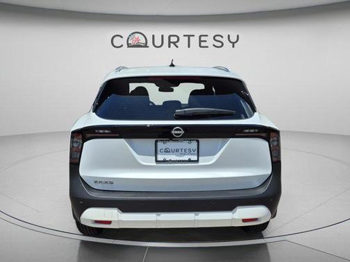 Aspen White Tricoat 2026 Nissan Kicks SV