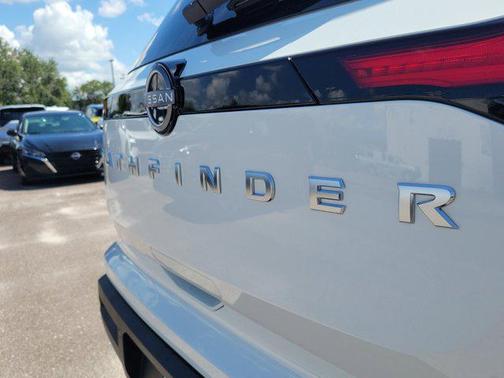 2025 Nissan Pathfinder S FWD