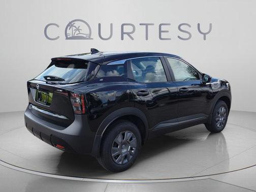 Super Black 2027 Nissan Kicks S