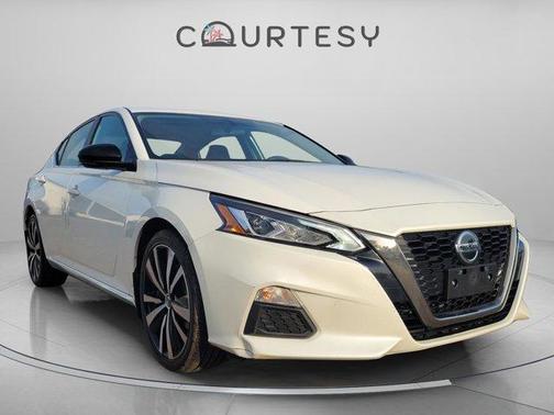 White 2019 Nissan Altima 2.5 SR