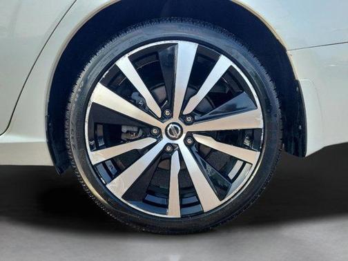 White 2019 Nissan Altima 2.5 SR
