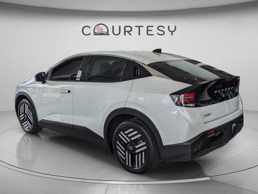 Everest White P 2026 Nissan Leaf SV+