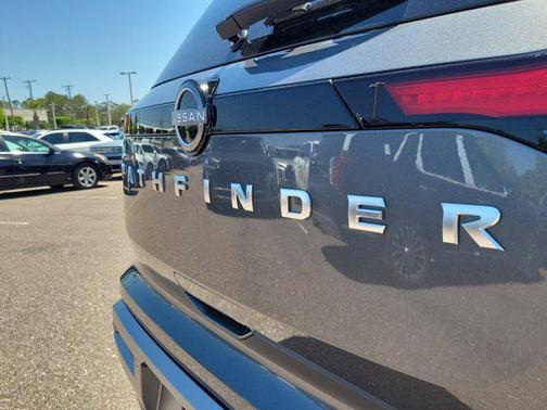 2025 Nissan Pathfinder SL FWD