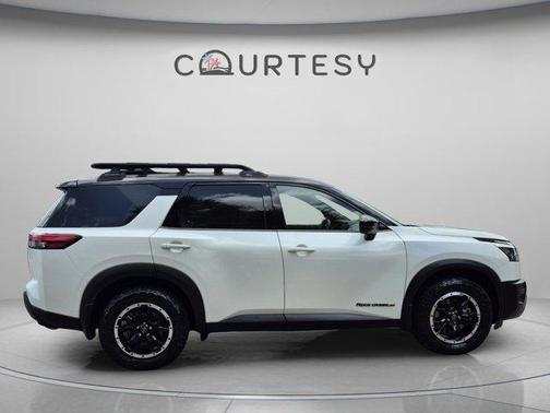 2 Tone White / Black Roof 2023 Nissan Pathfinder Rock Creek