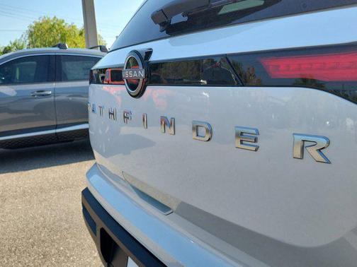 2025 Nissan Pathfinder SV FWD